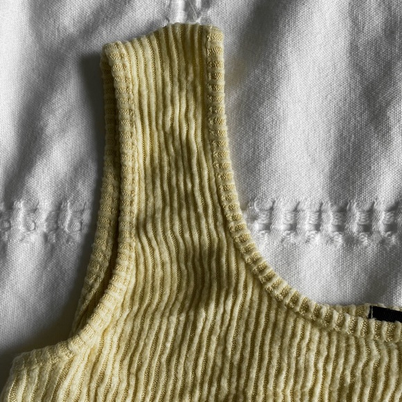 Yellow cropped button up tank top - Picture 3 of 4